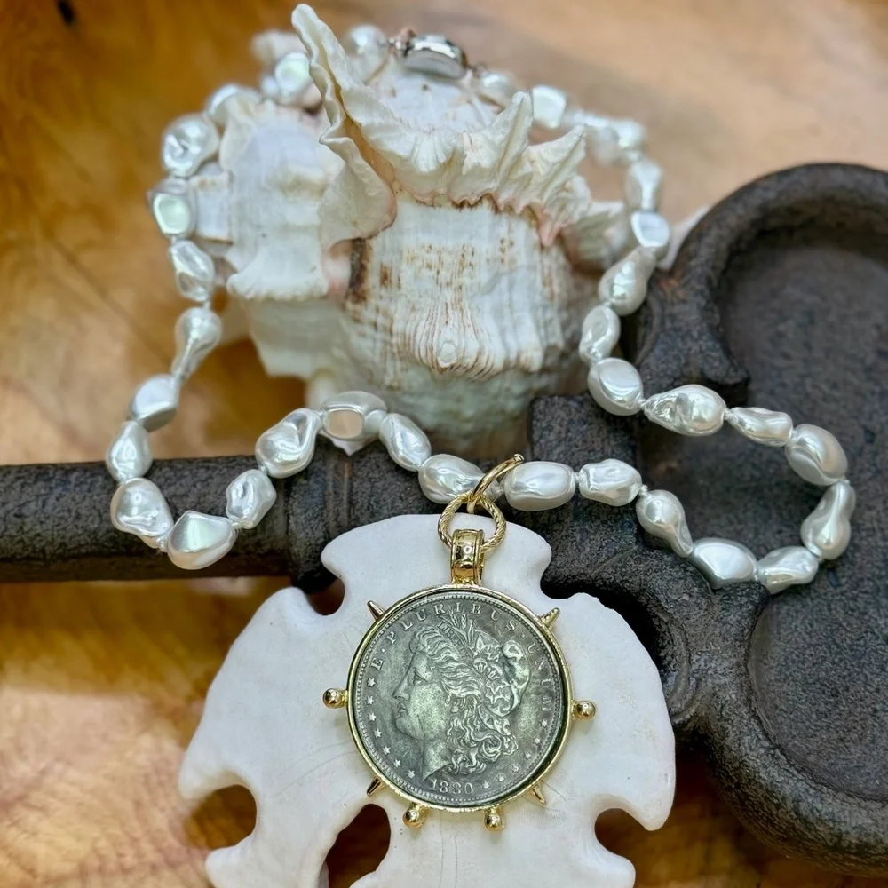 Coin pedant on pearl necklace - Picture 2 of 2